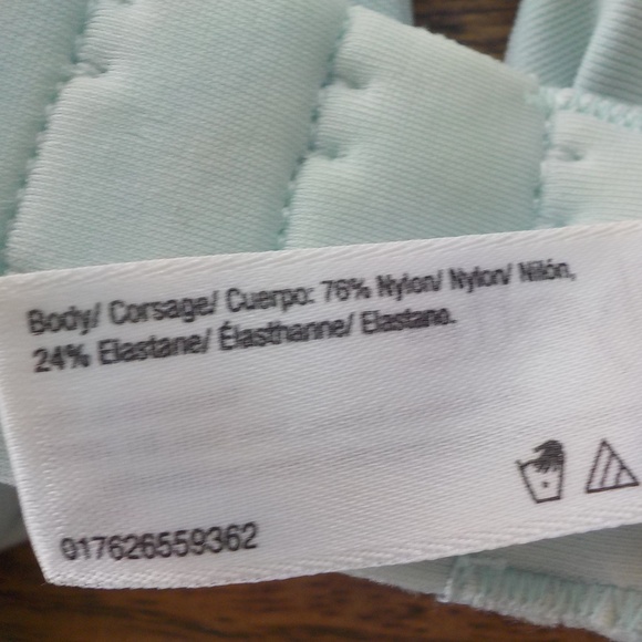 2 Lilyette Minimizer Bra - Picture 7 of 13